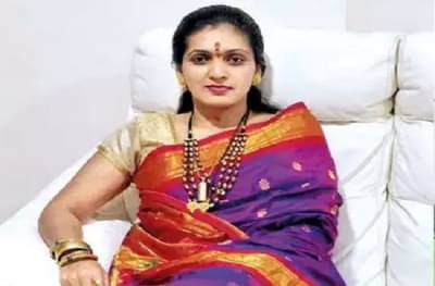 महाविकासआघाडीने पुण्यात आजोबांना पदवीधर मतदारसंघाची उमेदवारी दिलीय; मनसेच्या रुपाली पाटील ठोंबरेंची टीका