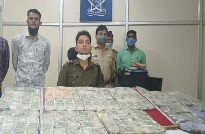 तीन खड्ड्यात तब्बल 56 लाखांच्या नोटा पुरल्या, गुंतवणूकदारांना गंडवणाऱ्या विजय गुरनुलेला बेड्या