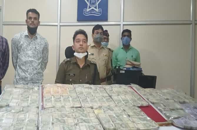 तीन खड्ड्यात तब्बल 56 लाखांच्या नोटा पुरल्या, गुंतवणूकदारांना गंडवणाऱ्या विजय गुरनुलेला बेड्या