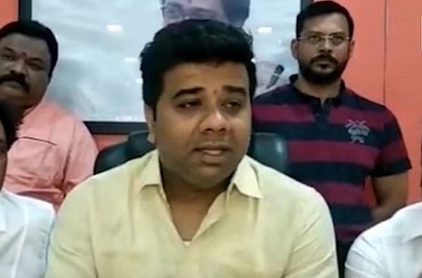 आम्ही राणेंचे कार्यकर्ते नाही, राज ठाकरेंचे सैनिक आहोत, मनसे नेते अविनाश जाधवांनी ललकारले आम्ही राणेंचे कार्यकर्ते नाही, राज ठाकरेंचे सैनिक आहोत, मनसे नेते अविनाश जाधवांनी ललकारले