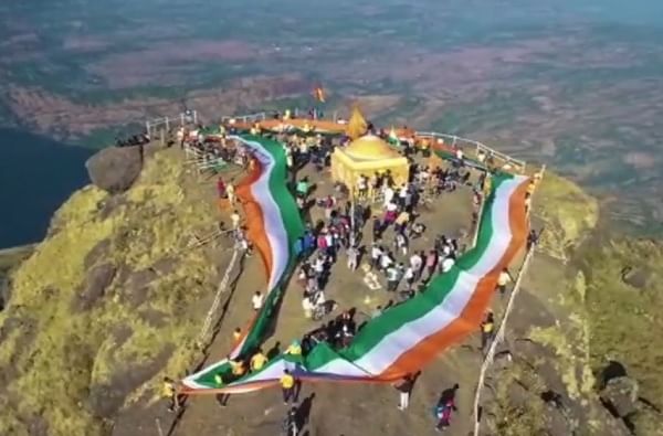 कळसुबाई शिखरावर तिरंगी झेंड्याद्वारे साकारला महाराष्ट्राचा नकाशा, शहीद जवानांना अनोखी आदरांजली