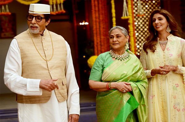 Amitabh Bachchan | ‘फॅमिली अॅट वर्क’, ‘बिग बीं’चे सहकुटुंब चित्रीकरण, सेटवरून फोटो शेअर!