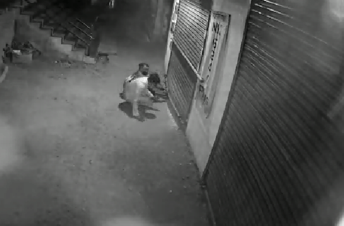 इंदापुरात चोरट्यांचा एका रात्रीत सात दुकानांवर डल्ला, लाखाचा ऐवज लंपास, चोरीचा प्रकार सीसीटीव्हीत कैद