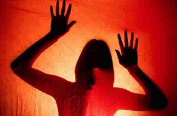 पतीचा राग आला अन् घर सोडले; महिलेवर आठवडाभर 5 जणांकडून सामूहिक बलात्कार
