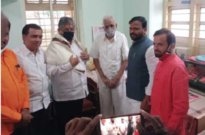 11 वेळा आमदार, 95 वर्षीय गणपतराव देशमुखांच्या भेटीला चंद्रकांत पाटील, कारण...