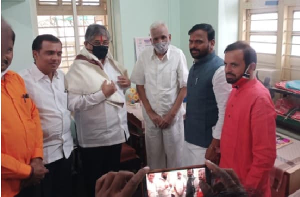11 वेळा आमदार, 95 वर्षीय गणपतराव देशमुखांच्या भेटीला चंद्रकांत पाटील, कारण...