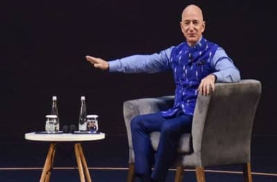 कोरोनामुळे 4,00,000 नाविक समुद्रात अडकले, मदतीसाठी जगातील सर्वात श्रीमंत व्यक्तीला आवाहन