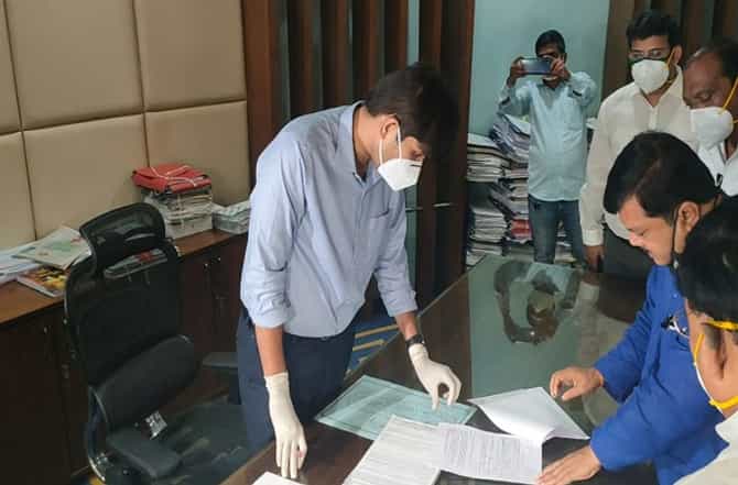 नवी मुंबईच्या कोविड टेस्टिंग सेंटरमध्ये मोठा घोटाळा; 10 वर्षांपूर्वी मृत्यू झालेल्या व्यक्तीचा अहवाल देऊन पैसे लाटल्याचा प्रकार उघड