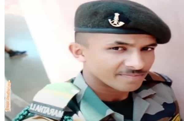 जम्मू काश्मीरमध्ये (Jammu and Kashmir) झालेल्या दहशतवादी हल्ल्यामध्ये (terrorist attack) महाराष्ट्राच्या चाळीसगाव तालुक्यातील पिंपळगाव इथल्या यश दिगंबर देशमुख यांना वीरमरण आलं आहे.