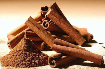 Skin Care Tips | स्वयंपाक घरातील ‘दालचिनी’ देईल चमकदार चेहरा, या टिप्स नक्की वापरून पाहा!  