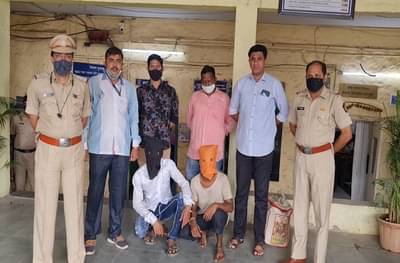 कल्याणजवळ थरार, विनयभंगानंतर तरुणीला धावत्या लोकलमधून फेकण्याचा प्रयत्न, तरुणीचा जिगरबाज लढा