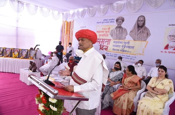 नेत्ररोग तज्ञ पद्मश्री डॉ.तात्याराव लहाने यांचा महात्मा फुले समता पुरस्काराने गौरव
