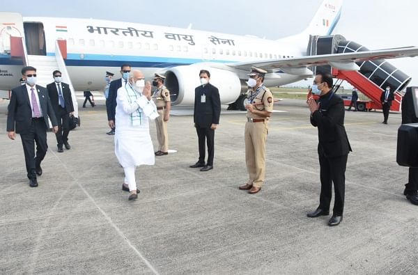 अहमदाबाद आणि हैदराबाद येथील लस निर्मितीच्या कामांचा आढावा घेतल्यानंतर प्रधानमंत्री नरेंद्र मोदी आज हवाईदलाच्या विमानाने लोहगाव विमानतळावर दाखल झाले.