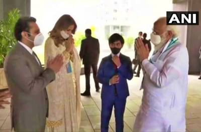 PM Modi in Pune | पुनावाला कुटुंबाकडून पंतप्रधान मोदींचं हातजोडून स्वागत; मोदींचा पुनावालांच्या मुलाच्या पाठीवर हात