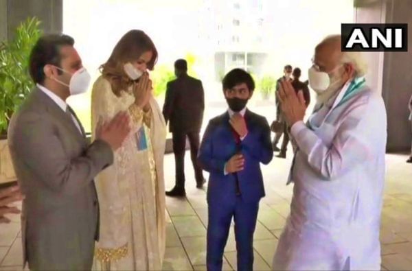 PM Modi in Pune | पुनावाला कुटुंबाकडून पंतप्रधान मोदींचं हातजोडून स्वागत; मोदींचा पुनावालांच्या मुलाच्या पाठीवर हात