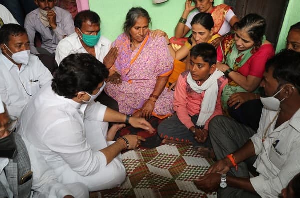 बिबट्याच्या हल्ल्यात धनंजय मुंडेंचे निकटवर्तीय नागनाथ गर्जेंचा मृत्यू, मुंडेंनी मुलांच्या शिक्षणाची जबाबदारी स्वीकारली