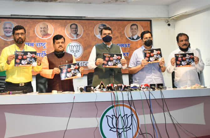 आश्वासनांची पोलखोल, आदित्य ठाकरेंवर निशाणा; दरेकरांच्या पुस्तिकेतून ठाकरे सरकारचा पंचनामा