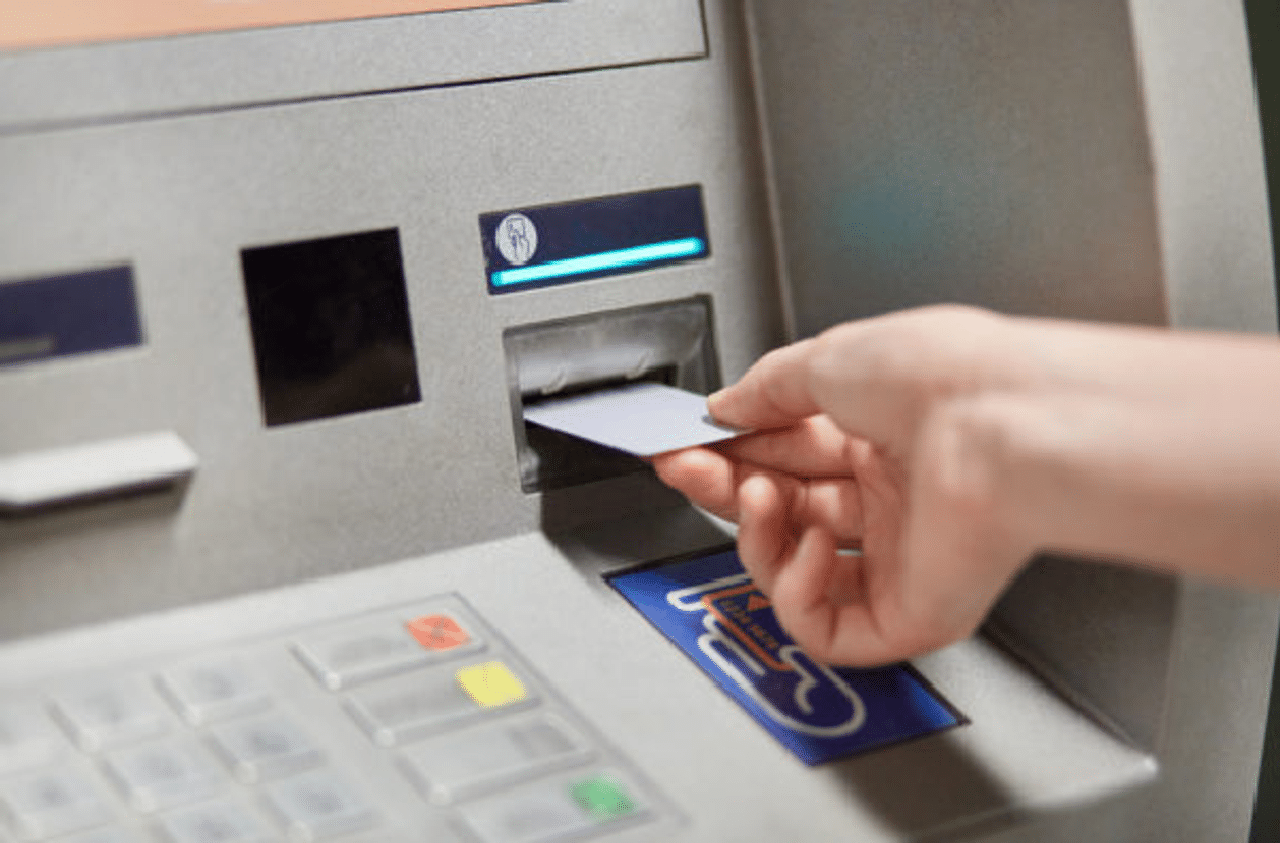 डिसेंबरपासून ATM मधून पैसे काढण्याचा नियम बदलणार, कॅश काढताना द्यावी लागणार ही माहिती