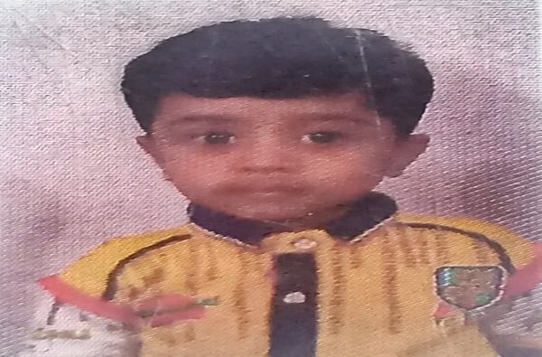 लिफ्टचा दरवाजा आणि ग्रीलमध्ये अडकून चिमुरड्याचा मृत्यू, धारावीतील धक्कादायक घटना लिफ्टचा दरवाजा आणि ग्रीलमध्ये अडकून चिमुरड्याचा मृत्यू, धारावीतील धक्कादायक घटना