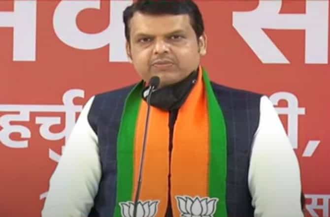 हे सरकार आहे की तमाशा? कोण काय करतं ते दुसऱ्याला माहीत नसतं, फडणवीसांचा घणाघात