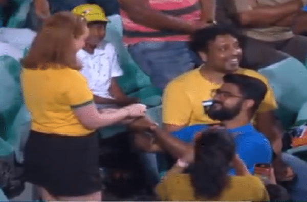 India vs Australia 2020, 2nd Odi | जिंकलास भावा ! ऑस्ट्रेलियाविरोधातील दुसऱ्या सामन्यादरम्यान भारतीय पठ्ठ्याकडून ऑस्ट्रेलियन तरुणीला प्रपोज, व्हिडीओ व्हायरल