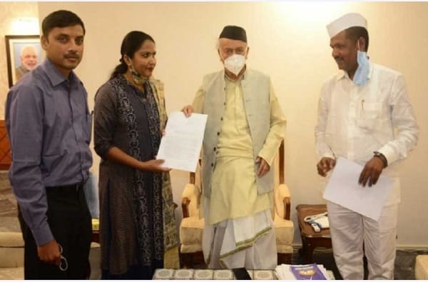 आंतरराष्ट्रीय धावपटू कविता राऊत यांनी राज्यपाल भगतसिंह कोश्यारी यांची भेट घेऊन क्लास 1 च्या पदासाठी नियुक्ती व्हावी, अशी मागणी केली आहे.