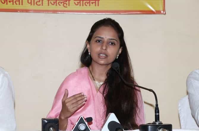 काँग्रेसमध्ये नशीब बदललं नाही, आता शिवसेनेत बदलणार असेल तर शुभेच्छा, प्रितम मुंडेंचा उर्मिलाला टोमणा