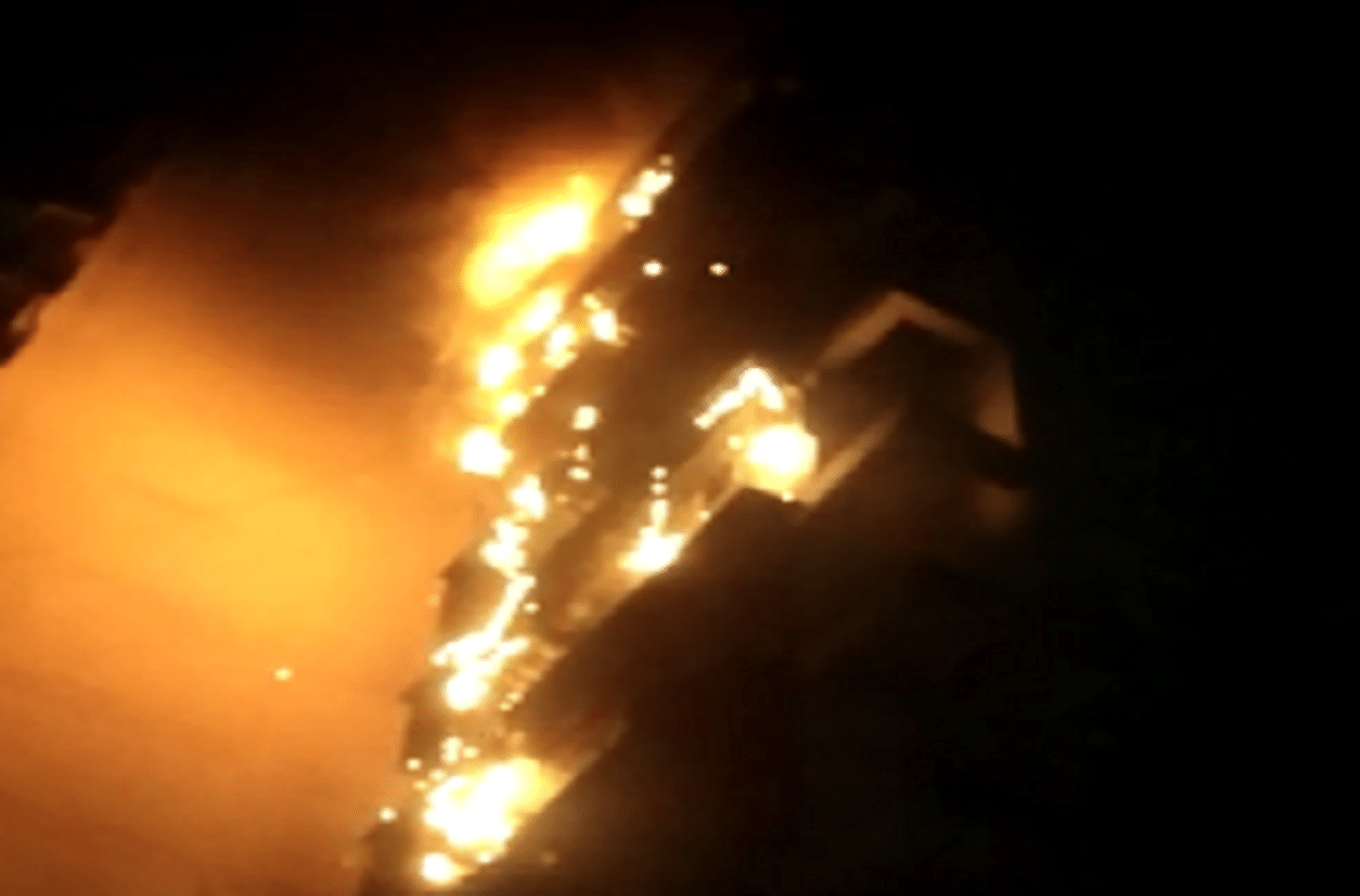 पवईत रहिवासी इमारतीला भीषण आग, अग्निशमन दलाच्या 4 गाड्या घटनास्थळी दाखल