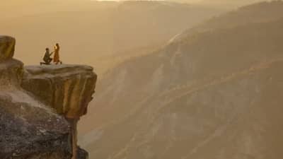 प्रियकराने प्रपोज केल्यानंतर होकार देताच तरुणीचा पाय घसरला, 650 फूट दरीत कोसळली अन्...!