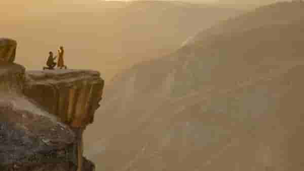 प्रियकराने प्रपोज केल्यानंतर होकार देताच तरुणीचा पाय घसरला, 650 फूट दरीत कोसळली अन्...!