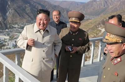 जग कोव्हिड वॅक्सिनची वाट बघतंय, किम जोंगचे सहकुटुंब लसीकरण झाल्याची चर्चा