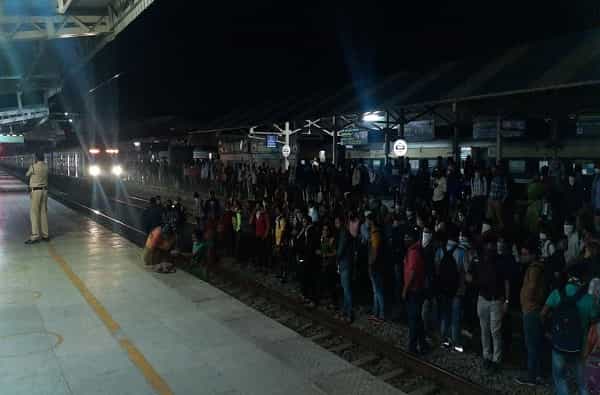 पश्चिम रेल्वेवरील पालघर आणि सफाळे रेल्वे स्थानकात संतप्त प्रवाशांनी आज रेल रोको आंदोलन केले. यावेळी प्रवाशांनी 1 तास मुंबईकडे जाणारी राजधानी रोखून धरली.