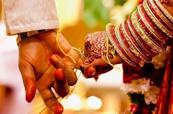 लेकीच्या लग्नात आईच झाली नवरी, आधी कन्यादान नंतर सात जन्माची गाठ!