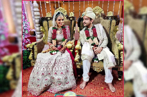 गायक-अभिनेता आदित्य नारायण नुकताच विवाह बंधनात अडकला आहे. मैत्रीण श्वेता अग्रवालसह त्याने लग्नगाठ बांधली आहे.