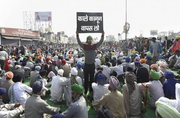 दिल्लीतील शेतकरी आंदोलनाचा 8वा दिवस, राज्यात शेतकरी संघटनांचं उग्र आंदोलन, तर प्रत्येक तालुक्यात काँग्रेसचा एल्गार