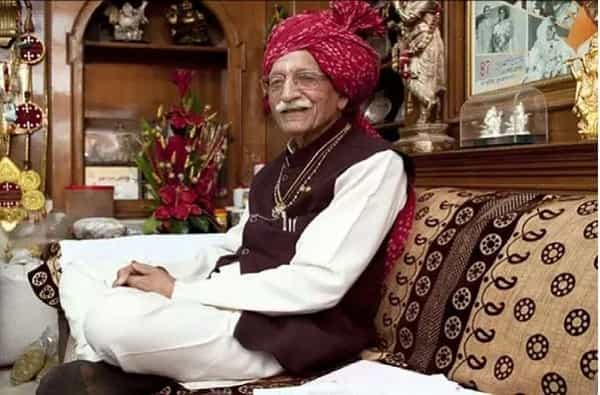 "असली मसाले सच सच...." म्हणत एमडीएच मसाला ब्रॅण्डला घराघरात पोहोचवणारे एमडीएच ग्रूपचे मालक महाशय धर्मपाल गुलाटी यांचं निधन झालं आहे. माता चन्नत देवी रुग्णालयात पहाटे 5 वाजून 25 मिनिटांनी त्यांनी अखेरचा श्वास घेतला. 98 वर्षीय महाशय धर्मपाल हे गेल्या अनेक दिवसांपासून चन्नत देवी रुग्णालयात उपचार घेतल होते. काही दिवसांपूर्वी त्यांना कोरोनाचीही लागण झाली होती. मात्र, आज अखेर त्यांची मृत्यूशी झुंज संपली.