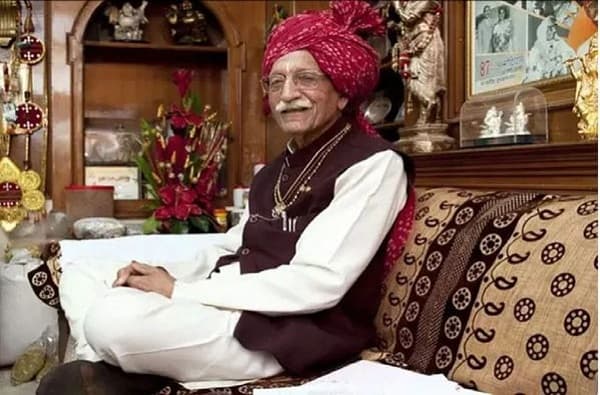 "असली मसाले सच सच...." म्हणत एमडीएच मसाला ब्रॅण्डला घराघरात पोहोचवणारे एमडीएच ग्रूपचे मालक महाशय धर्मपाल गुलाटी यांचं निधन झालं आहे. माता चन्नत देवी रुग्णालयात पहाटे 5 वाजून 25 मिनिटांनी त्यांनी अखेरचा श्वास घेतला. 98 वर्षीय महाशय धर्मपाल हे गेल्या अनेक दिवसांपासून चन्नत देवी रुग्णालयात उपचार घेतल होते. काही दिवसांपूर्वी त्यांना कोरोनाचीही लागण झाली होती. मात्र, आज अखेर त्यांची मृत्यूशी झुंज संपली.