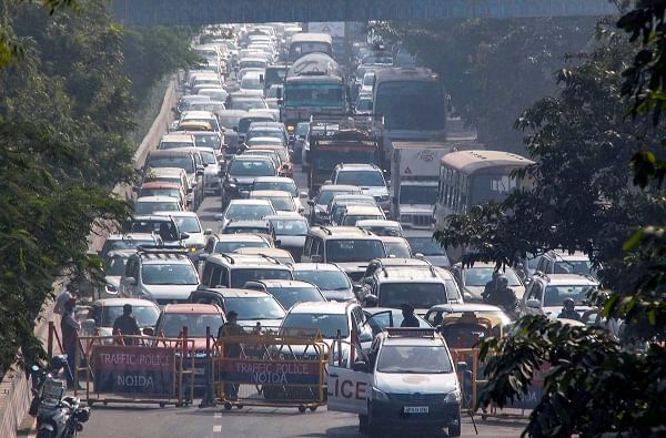 PHOTO | दिल्लीत शेतकरी आंदोलनाचा 8वा दिवस, पोलिसांकडून रस्ते बंद, वाहनांच्या लांबच लांब रांगा!