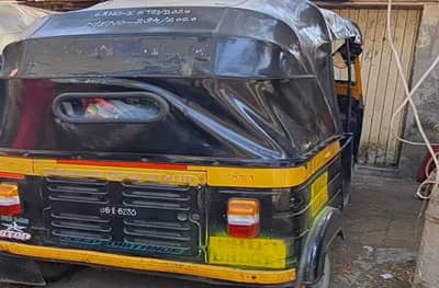 नंबर प्लेटला पिवळा रंग फासून रिक्षातून फिरणारे प्रवासी निघाले चोर, एक लाखाचा मुद्देमाल जप्त