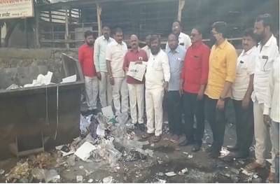 PHOTO | कचऱ्यात रस्ता की रस्त्यात कचरा, धुळ्यात शिवसेनेकडून कचऱ्याचा पंचनामा