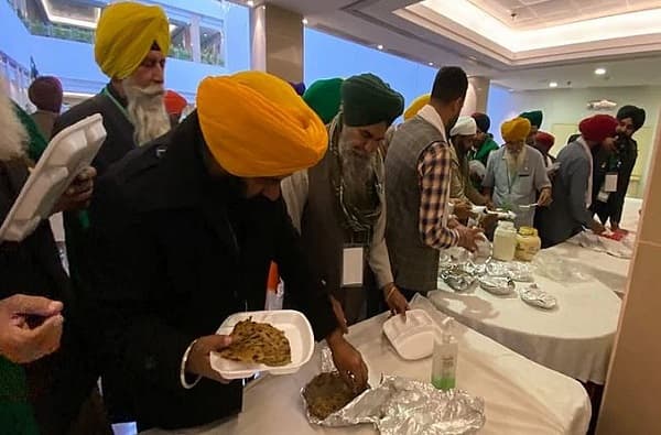 शेतकऱ्यांचा बाणेदारपणा, सरकारचं जेवण नाकारलं; म्हणाले, आम्ही आमचं जेवण सोबत आणलंय