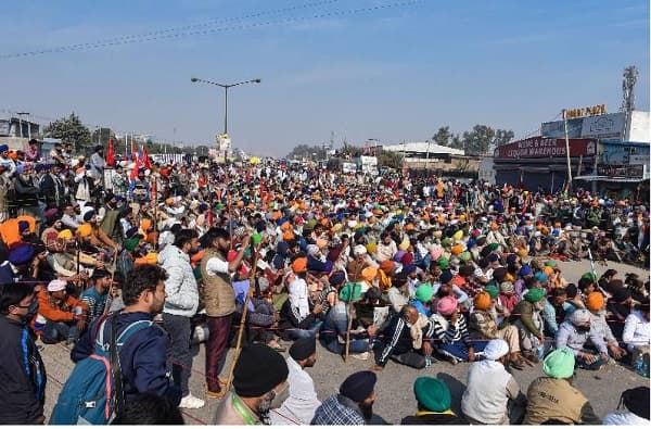 हम करे सो कायदा चालणार नाही, पंजाबच्या शेतकऱ्यांनी केंद्र सरकारला झुकवले; शिवसेनेचा हल्लाबोल