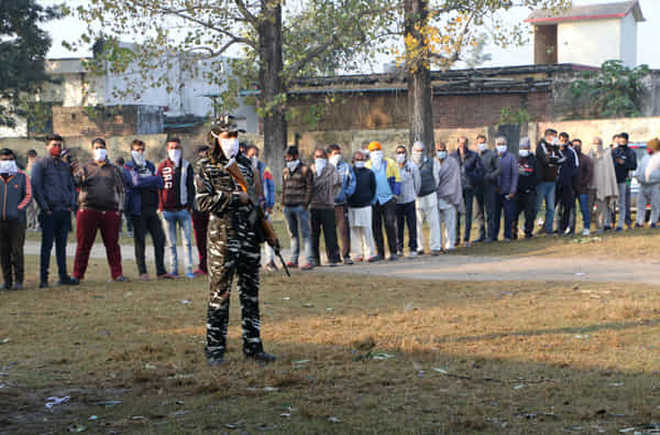 केंद्र सरकारने संविधानातील अनुच्छेद ३७० हटवून जम्मू-काश्मीरला देण्यात आलेली विशेष स्वायत्ता काढून घेतली आहे. त्यानंतर जम्मू-काश्मीरमध्ये पहिल्यांदाच सार्वत्रिक निवडणुका होत आहेत.