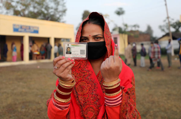 Photo ! जम्मू-काश्मीरमध्येही निवडणुकीचे वारे; जिल्हा विकास परिषदेसाठी शांततेत मतदान