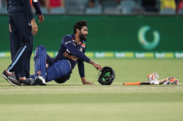 India vs Australia 1st T20 : बॅटिंगदरम्यान हेल्मेटवर चेंडू आदळला, रवींद्र जडेजा मैदानाबाहेर, टीम इंडियाच्या अडचणीत वाढ