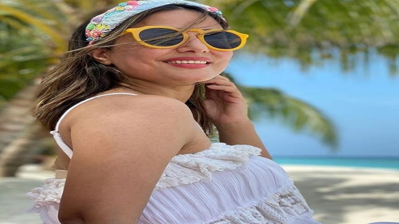 तापसी पन्नू, सोनाक्षी सिन्हा, काजल अग्रवाल, दिशा पाटणी या कलाकारांनंतर आता अभिनेत्री हिना खान हिनेसुद्धा मालदीवला हजेरी लावली आहे.