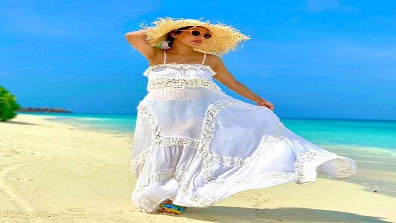 हिनाचं हे सौंदर्य चाहत्यांना नक्कीच भूरळ पाडणारं आहे.