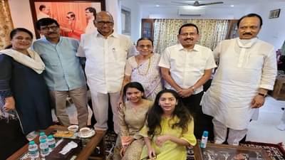 PHOTO : प्रकृतीची विचारपूस ते राजकीय चर्चा, संजय राऊतांच्या कुटुंबियांसोबत राष्ट्रवादीच्या नेत्यांच्या अनौपचारिक गप्पा