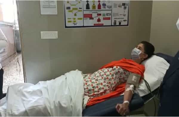 शिवसेनेचा झेंडा हाती धरलेल्या प्रख्यात अभिनेत्री उर्मिला मातोंडकर रक्तदान शिबिरात सहभागी झाल्या. मुंबईतील कूपर रुग्णालयात उर्मिला मातोंडकर यांनी रक्तदान केलं.