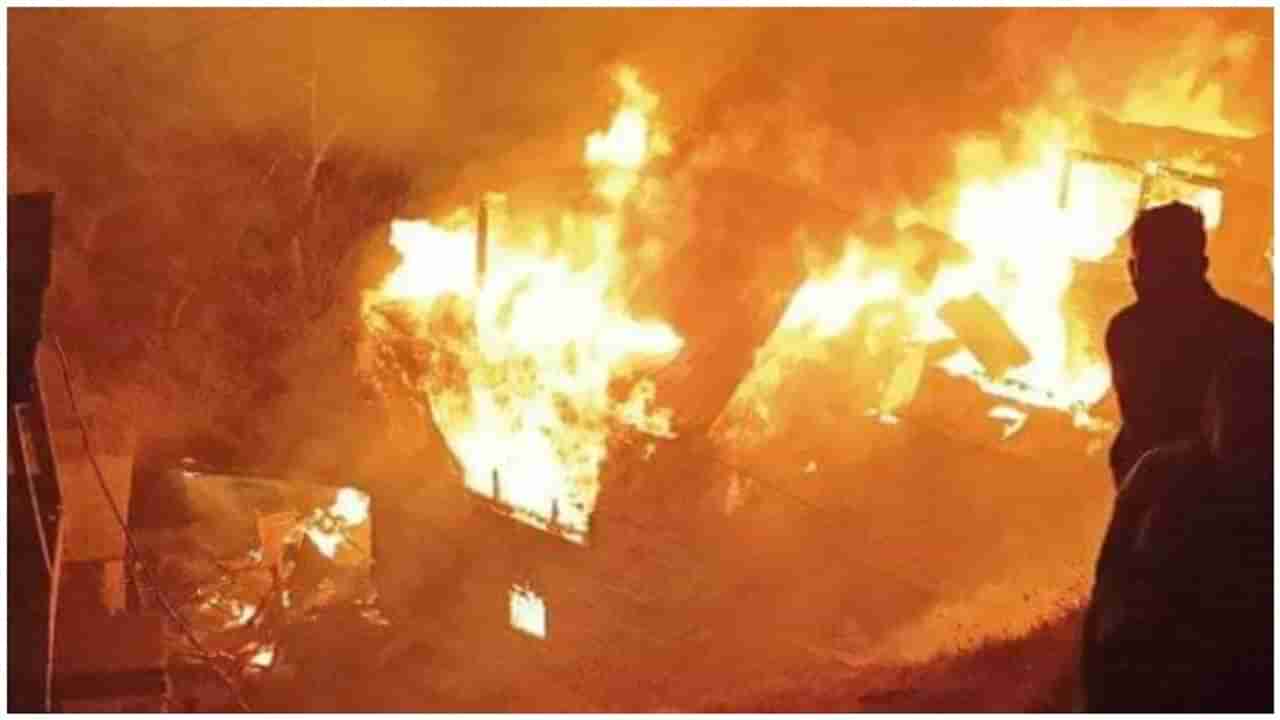 Fire | गुजरातमध्ये बहुमजली इमारतीला भीषण आग, एटीएमसह अनेक दुकानं जळून राख